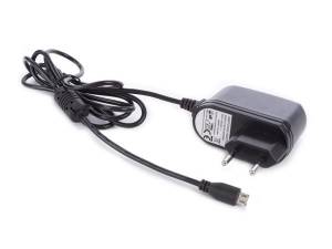 CARGADOR COMPACTO CON CONEXIÓN MICRO USB 2.5A